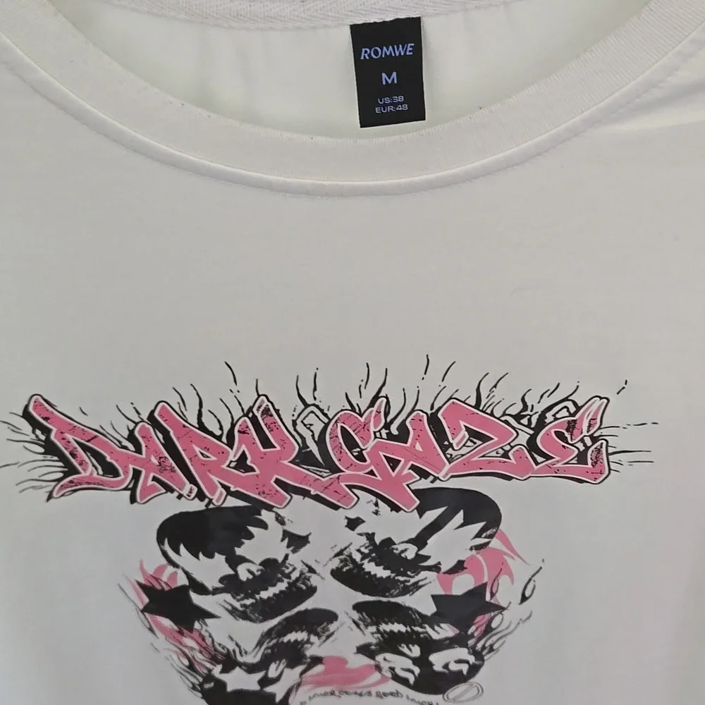 ROMWE White Graphic T-Shirt with Pink and Black Design - Picture 5 of 10